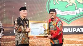 Foto:Bupati Sumenep saat menerima piagam penghargaan BKN Award 2023.