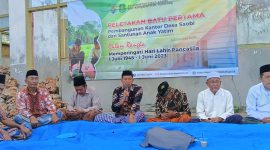 Foto:Kades Hozaini saat memberikan sambutan dalam acara peletakan batu pertama balai desa setempat.