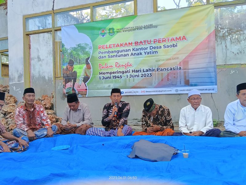 Foto:Kades Hozaini saat memberikan sambutan dalam acara peletakan batu pertama balai desa setempat.