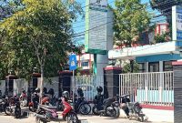 Foto:Puluhan sepeda motor terparkir di atas trotoar depan RSUDMA Sumenep sisi barat (pintu masuk)