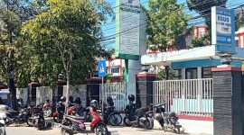 Foto:Puluhan sepeda motor terparkir di atas trotoar depan RSUDMA Sumenep sisi barat (pintu masuk)