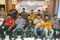 Foto:Foto bersama usai acara Rapat Pleno Terbuka Rekapitulasi Daftar Pemilih Hasil Perbaikan DPSHP tingkat Kecamatan Lenteng