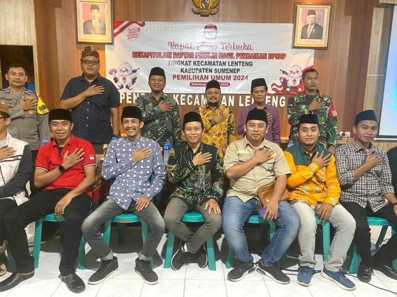Foto:Foto bersama usai acara Rapat Pleno Terbuka Rekapitulasi Daftar Pemilih Hasil Perbaikan DPSHP tingkat Kecamatan Lenteng