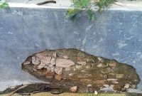 Foto:Terlihat jelas bahan material Proyek pembangunan tembok saluran irigasi menggunakan campuran batu bata putih. (Dok.Sj)