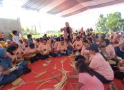 Mak Ganjar Mengajarkan Ibu-Ibu di Banyuwangi Cara Membuat Besek Ikan Mak Ganjar Mengajarkan Ibu-Ibu di Banyuwangi Cara Membuat Besek Ikan