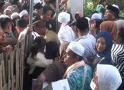 Pintu Keluar Tak Memadai, Jamaah Haji Jebol Pintu GOR A.Yani Sumenep Pintu Keluar Tak Memadai, Jamaah Haji Jebol Pintu GOR A.Yani Sumenep
