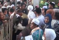 Foto:Jamaah haji berdesakan di pintu keluar GOR A.Yani Sumenep
