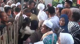 Foto:Jamaah haji berdesakan di pintu keluar GOR A.Yani Sumenep