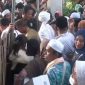 Foto:Jamaah haji berdesakan di pintu keluar GOR A.Yani Sumenep