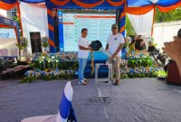 Foto:Meriah, Secara simbolis pimpinan BRI Cabang Sumenep Saat menyerahkan kunci mobil kepada nasabah yang beruntung. (Ist)