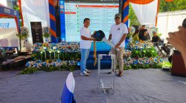 Foto:Meriah, Secara simbolis pimpinan BRI Cabang Sumenep Saat menyerahkan kunci mobil kepada nasabah yang beruntung. (Ist)