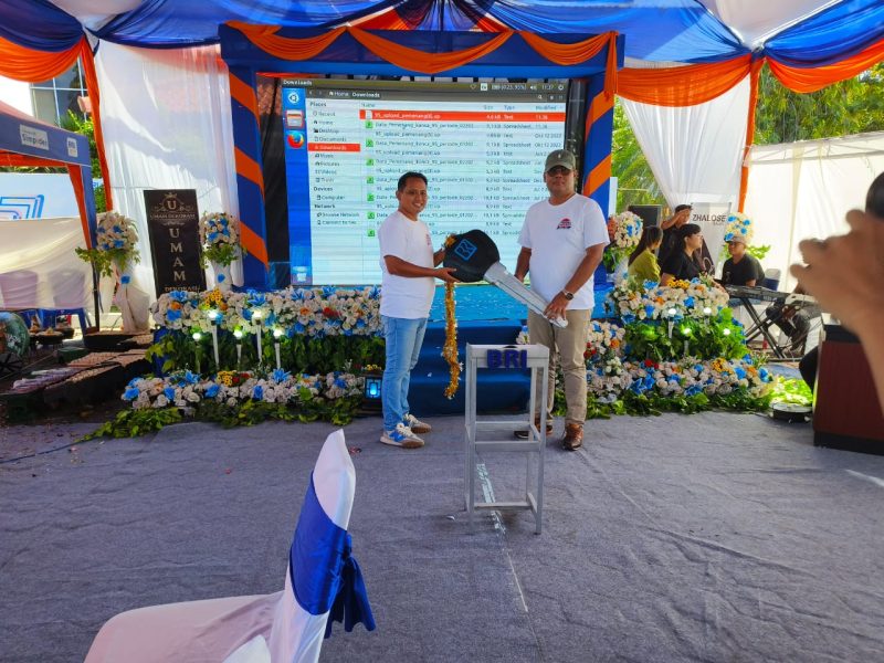 Foto:Meriah, Secara simbolis pimpinan BRI Cabang Sumenep Saat menyerahkan kunci mobil kepada nasabah yang beruntung. (Ist)