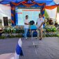 Foto:Meriah, Secara simbolis pimpinan BRI Cabang Sumenep Saat menyerahkan kunci mobil kepada nasabah yang beruntung. (Ist)