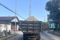 Foto:Penampakan Dum Truk yang mengangkut hasil galian C tanpa penutup terpal. (Dok. SJ)