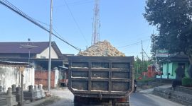 Foto:Penampakan Dum Truk  yang mengangkut hasil galian C tanpa penutup terpal. (Dok. SJ)