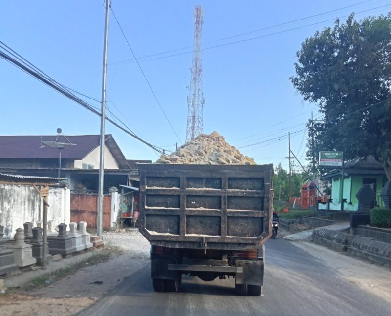 Foto:Penampakan Dum Truk  yang mengangkut hasil galian C tanpa penutup terpal. (Dok. SJ)