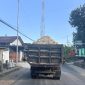 Foto:Penampakan Dum Truk  yang mengangkut hasil galian C tanpa penutup terpal. (Dok. SJ)