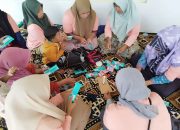 Mak Ganjar Latih Ibu-Ibu di Pamekasan Cara Membuat Buket Snack