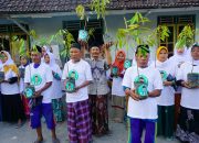 Hijaukan Bojonegoro, Kiai Ganjar Adakan Tanam Massal 200 Pohon Bersama Warga Hijaukan Bojonegoro, Kiai Ganjar Adakan Tanam Massal 200 Pohon Bersama Warga