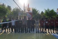 Kapolsek Kangayan Iptu Miftahol Rahman saat membuka gelaran lomba voli, Senin (24/7/2023). (polsek kangayan for seputarjatim.com)