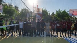 Kapolsek Kangayan Iptu Miftahol Rahman saat membuka gelaran lomba voli, Senin (24/7/2023). (polsek kangayan for seputarjatim.com)
