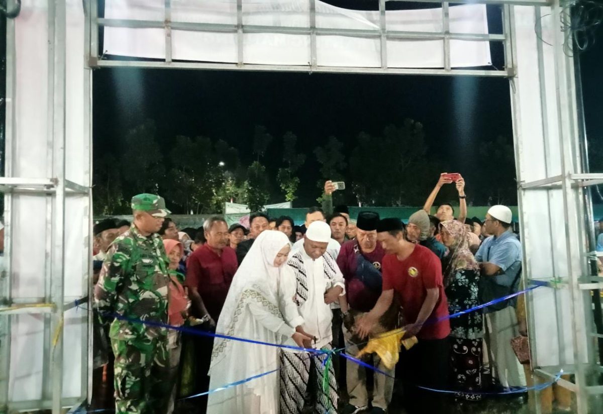 Foto:Camat Manding didampingi ketua panitia saat pengguntingan pita 