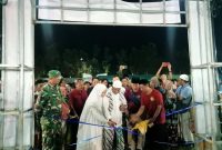 Foto:Camat Manding didampingi ketua panitia saat pengguntingan pita 