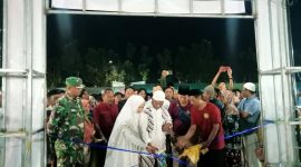 Foto:Camat Manding didampingi ketua panitia saat pengguntingan pita 