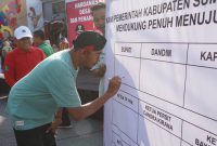 Foto:Bupati Fauzi saat penandatanganan dukungan program sandal cepak 