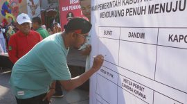 Foto:Bupati Fauzi saat penandatanganan dukungan program sandal cepak 