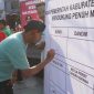 Foto:Bupati Fauzi saat penandatanganan dukungan program sandal cepak 