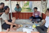 Kades Marengan Daya Untung Sugiono bincang santai bersama warga RT 16 RW 3 Dusun Cemara dalam persiapan lomba catur tingkat desa, Sabtu, 5 Agustus 2023. (indravani/SJ photo)