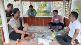 Kades Marengan Daya Untung Sugiono bincang santai bersama warga RT 16 RW 3 Dusun Cemara dalam persiapan lomba catur tingkat desa, Sabtu, 5 Agustus 2023. (indravani/SJ photo)