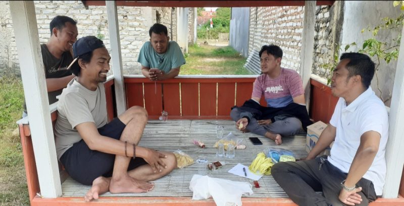 Kades Marengan Daya Untung Sugiono bincang santai bersama warga RT 16 RW 3 Dusun Cemara dalam persiapan lomba catur tingkat desa, Sabtu, 5 Agustus 2023. (indravani/SJ photo)
