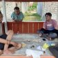 Kades Marengan Daya Untung Sugiono bincang santai bersama warga RT 16 RW 3 Dusun Cemara dalam persiapan lomba catur tingkat desa, Sabtu, 5 Agustus 2023. (indravani/SJ photo)