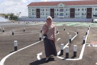 Seorang wanita pemohon SIM C di Sumenep gembira karena ujian praktek kini dipermudah. (SJ photo)