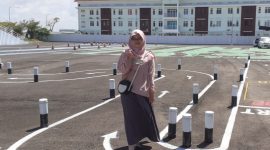 Seorang wanita pemohon SIM C di Sumenep gembira karena ujian praktek kini dipermudah. (SJ photo)