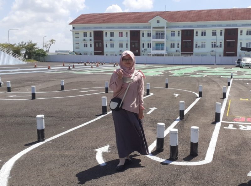 Seorang wanita pemohon SIM C di Sumenep gembira karena ujian praktek kini dipermudah. (SJ photo)