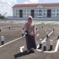 Seorang wanita pemohon SIM C di Sumenep gembira karena ujian praktek kini dipermudah. (SJ photo)