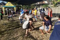 Peserta terjatuh saat tali tambang putus dalam lomba tarik tambang di Desa Marengan Daya, Kota Sumenep, Sabtu (19/08/2023). (istimewa)