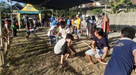 Peserta terjatuh saat tali tambang putus dalam lomba tarik tambang di Desa Marengan Daya, Kota Sumenep, Sabtu (19/08/2023). (istimewa)