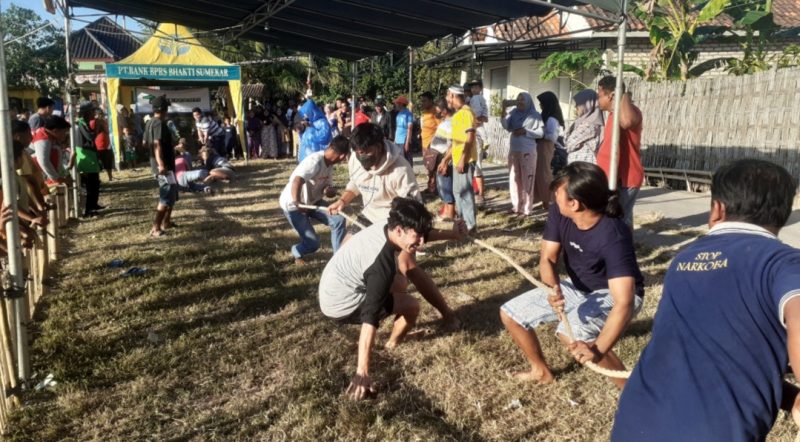 Peserta terjatuh saat tali tambang putus dalam lomba tarik tambang di Desa Marengan Daya, Kota Sumenep, Sabtu (19/08/2023). (istimewa)