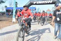 Foto:Bupati Fauzi saat bersepeda santai di pulau Gili Iyang