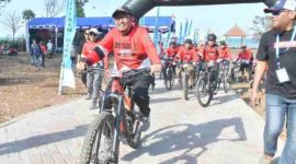 Foto:Bupati Fauzi saat bersepeda santai di pulau Gili Iyang