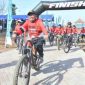 Foto:Bupati Fauzi saat bersepeda santai di pulau Gili Iyang