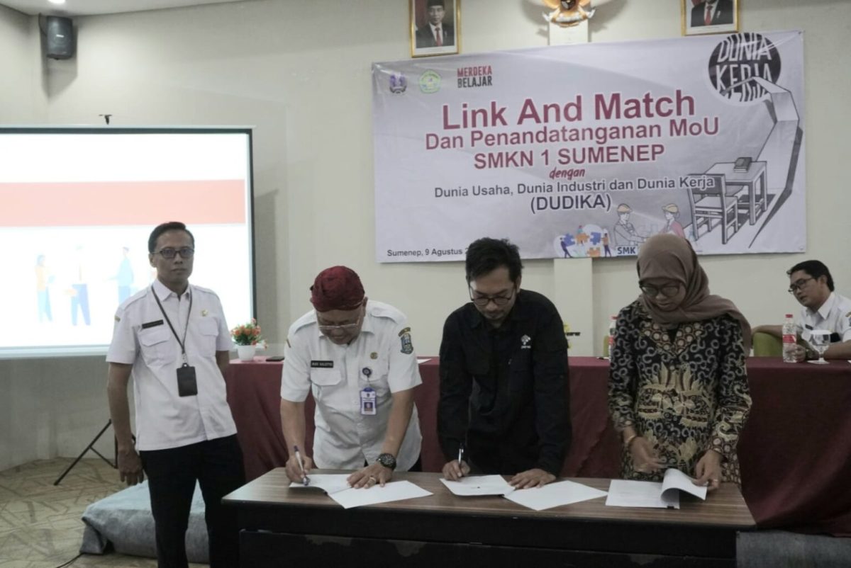 Foto:SMKN1 Sumenep beserta Kacabdin dan beberapa perusahaan saat melakukan penandatanganan MoU