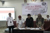 Foto:SMKN1 Sumenep beserta Kacabdin dan beberapa perusahaan saat melakukan penandatanganan MoU