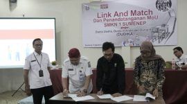 Foto:SMKN1 Sumenep beserta Kacabdin dan beberapa perusahaan saat melakukan penandatanganan MoU