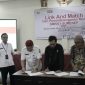 Foto:SMKN1 Sumenep beserta Kacabdin dan beberapa perusahaan saat melakukan penandatanganan MoU