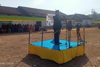 Foto:PLT Camat Lenteng, Suryadi Irawan saat menjadi inspektur upacara dalam rangka HUT RI Ke-78